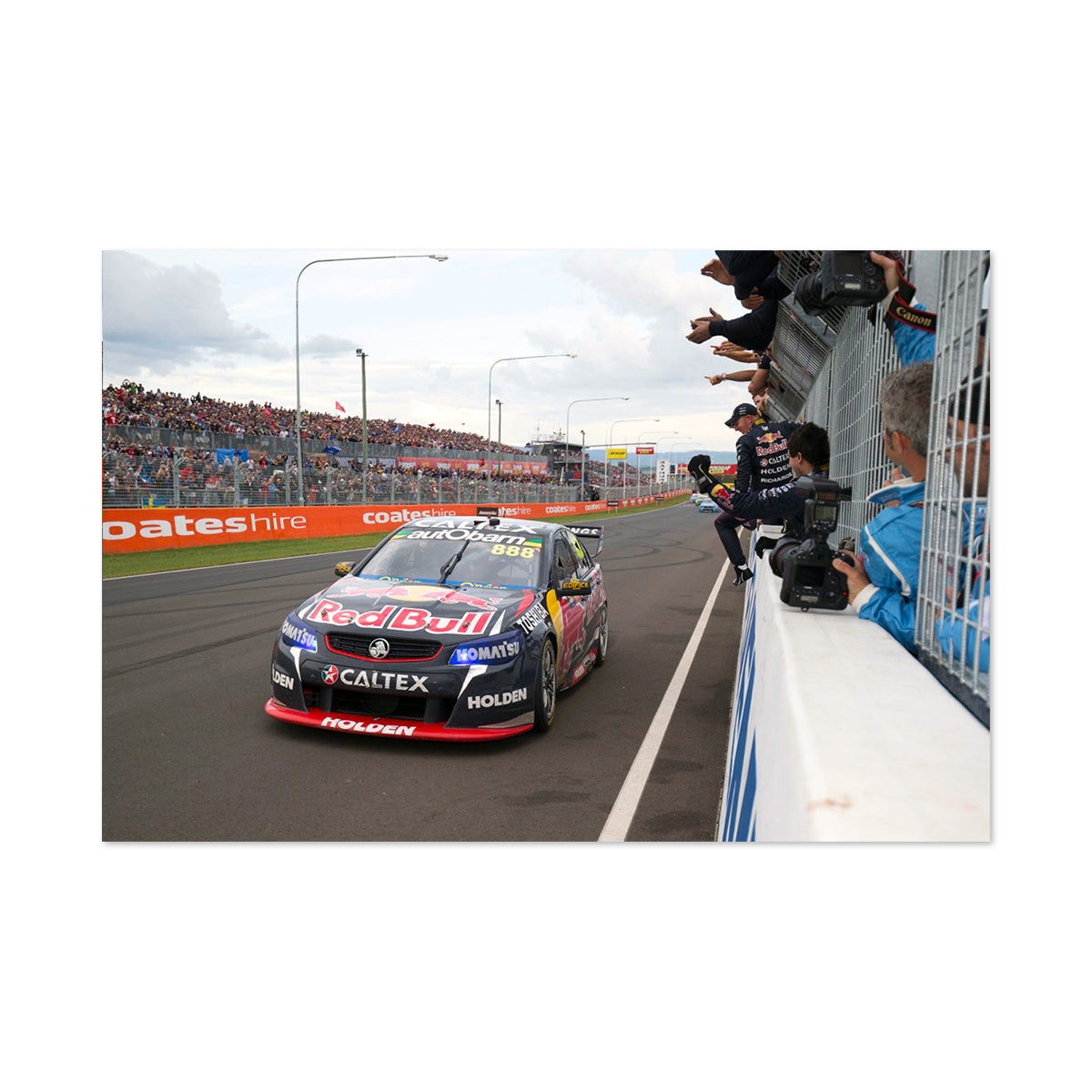 Holden VF Commodore V8 Red Bull Racing Australia Lowndes/Richards #888 ...